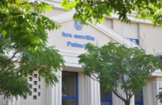 Apartamentos Luxsevilla Palacio アクオポリス周辺のホテル