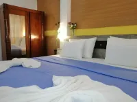 Le Petit Hotel & Restaurant - Rooftop Pools
