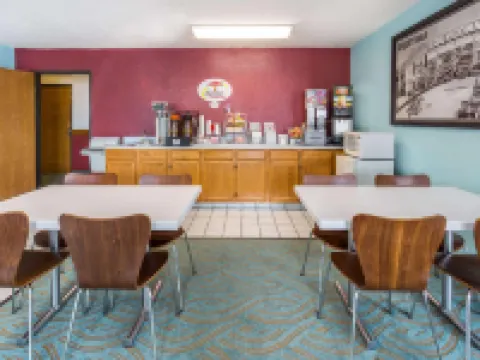 Super 8 by Wyndham Bourbonnais/Kankakee Area Hotels in Bradley