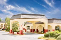 Days Inn & Suites by Wyndham Starkville فنادق في Starkville