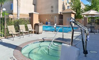 Holiday Inn Express & Suites Fresno (River Park) Hwy 41