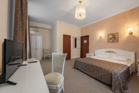 Версаль Отели рядом с достопримечательностью «Памятник "Продавец и покупатель"»