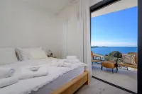 Villa Seven Seas with Heated Pool and Jacuzzi by the Sea