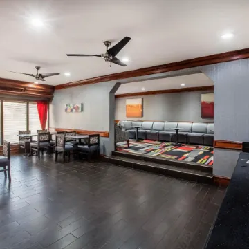 Days Inn & Suites by Wyndham Tyler