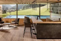 Alpine Luxury Spa Resort Schwarzenstein - bar