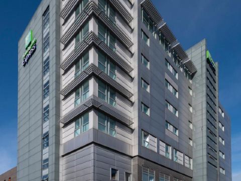 Holiday Inn Express SWINDON CITY CENTRE by IHG