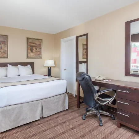 Econo Lodge Inn & Suites