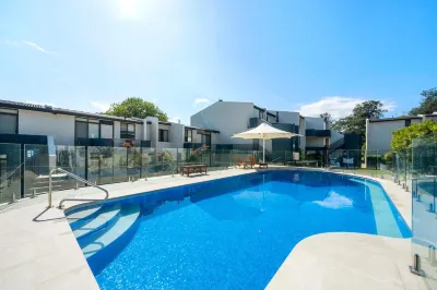 Manuka Park Serviced Apartments Hotels near Manuka Oval