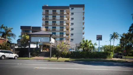 Coral Towers Holiday Apartments Отели рядом с достопримечательностью «Кэрнс Эспланаде Лагун»