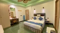 Alimas Holiday Retreat Maldives Hotels near Felidhoo