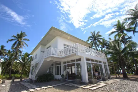 L'Sirene Boutique Resort Отели рядом с достопримечательностью «Dingalan Aurora Grotto»