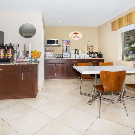 Super 8 by Wyndham Montrose