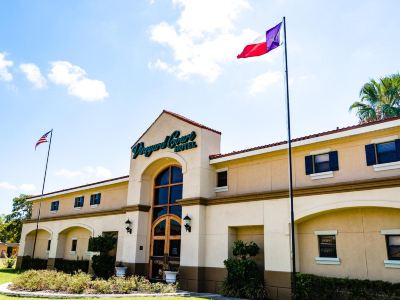 Vineyard Court Designer Suites Hotel