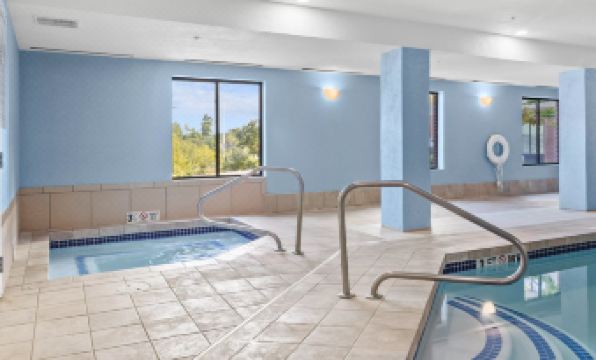 Holiday Inn Express & Suites MANCHESTER-AIRPORT by IHG