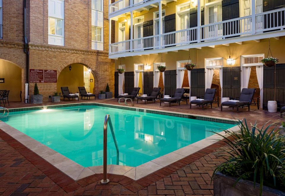 Holiday Inn Hotel French Quarter-Chateau Lemoyne Over view