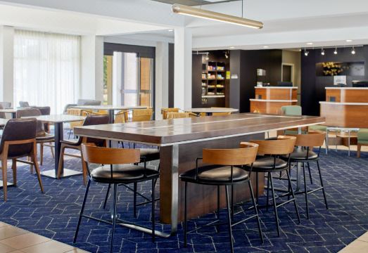 코트야드 바이 메리어트의 현대적인 로비 공간