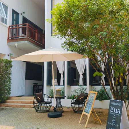 Ena Boutique Hotel & Cafe Отели рядом с достопримечательностью «Храм Ват-Умонг»