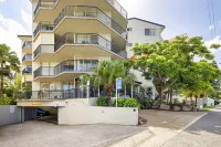 Bayview Beach Holiday Apartments - parking