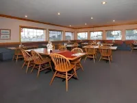 Super 8 by Wyndham Ontario - Pet friendly