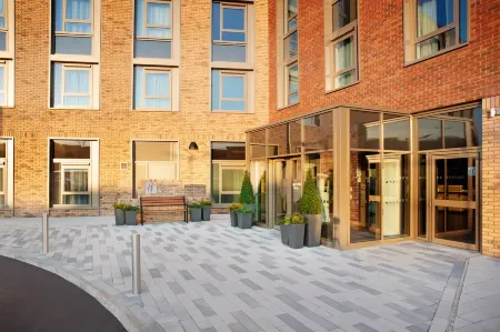 Holiday Inn Express Cambridge West - Cambourne Отели рядом с достопримечательностью «Колледж Кембридж Маслим»