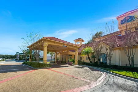La Quinta Inn & Suites by Wyndham USF (Near Busch Gardens) Отели в г. Юниверсити