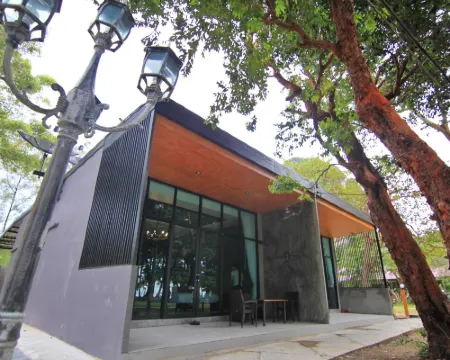 บ้านเจ้าไหม บีชเฮ้าส์ (Baan Chao Mai Beach House) โรงแรมในอำเภอ กันตัง