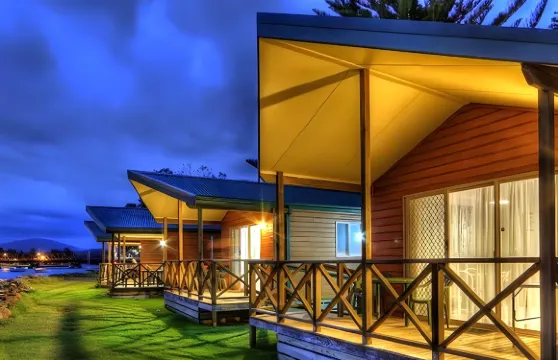 四巨頭巴特曼斯貝濱江假日公園