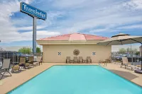 Days Inn by Wyndham Las Vegas Airport Near the Strip - Pools