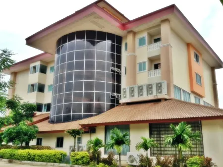 Butnamtong Hotel Отели рядом с достопримечательностью «Wat Lampang Klang Tawan Tok»