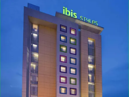 Ibis Styles Solo Отели рядом с достопримечательностью «Balekambang Park»