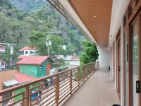 Beehive elnido tourist inn Hotels near Taraw Cliff