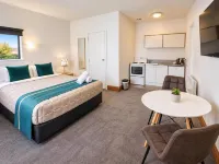 Champers Motor Inn - parking