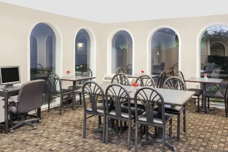 Super 8 by Wyndham Morton Grove/Chicago Отели в г. Найлс