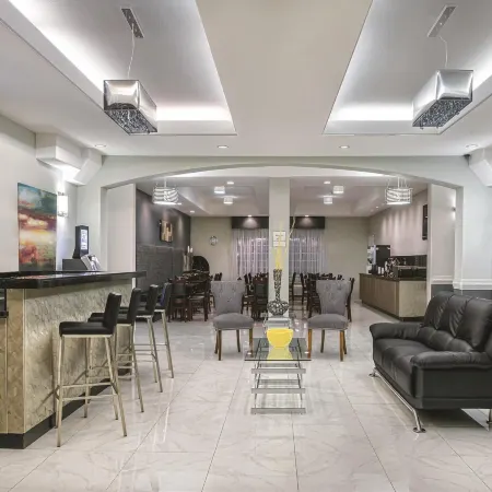 La Quinta Inn & Suites by Wyndham Mercedes Outlet Mall