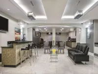La Quinta Inn & Suites by Wyndham Mercedes Outlet Mall