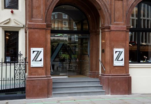 호텔 내부 로비 전경