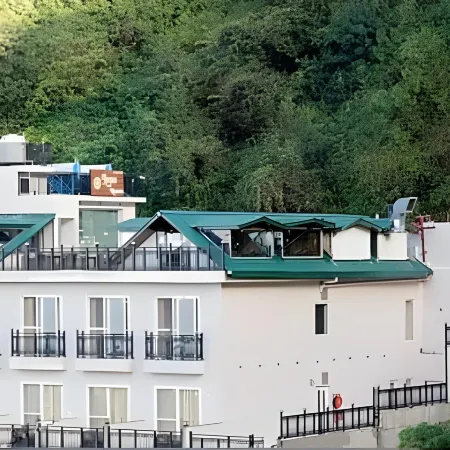 Luxe Resorts - Centrally Heated Air Conditioned Hotel in the Heart of Kasauli