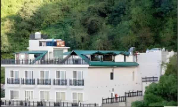 Luxe Resorts - Centrally Heated Air Conditioned Hotel in the Heart of Kasauli