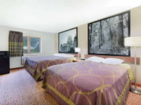 Super 8 by Wyndham Pella Hotels in Pella