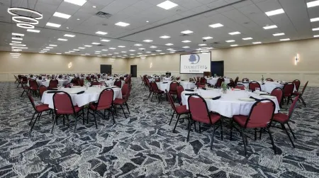 DoubleTree by Hilton Manhattan Отели рядом с достопримечательностью «Alpha Xi Delta»