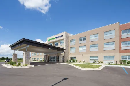 Holiday Inn Express & Suites Gaylord Отели в г. Hayes Township