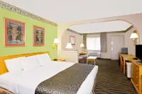 Days Inn & Suites by Wyndham Starkville Hotels in Oktibbeha County