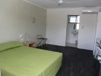 Urangan Motor Inn - Beach