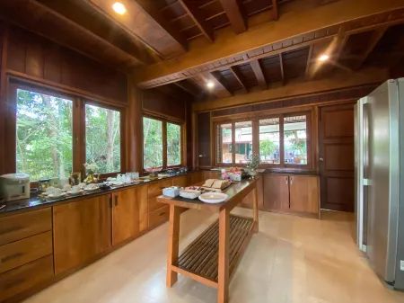 SAK-KA-YA Отели рядом с достопримечательностью «Mae Sot Tourism Centre»