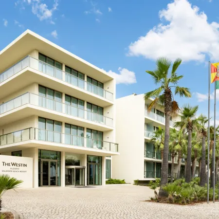 The Westin Salgados Beach Resort, Algarve Отели рядом с достопримечательностью «Пляж Эваришту»
