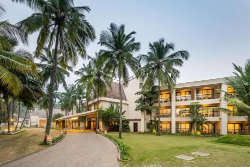 Silver Waves Resort & Spa - Daman - Pools