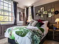 Hand and Spear Hotel di Weybridge