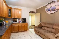 Howard Johnson by Wyndham Bakersfield