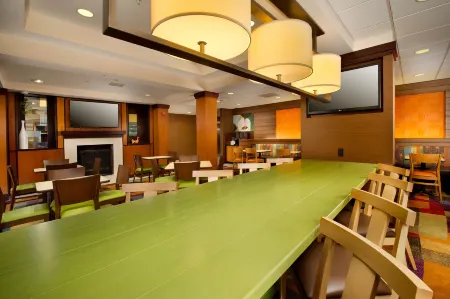 Fairfield Inn & Suites Germantown Gaithersburg Отели рядом с достопримечательностью «Уотерс Хаус Спешиал Парк, МНКПК»