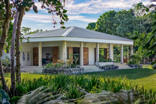 Nakatumble - Luxury Sustainable Villa with Farm Hotels in Hideaway Island